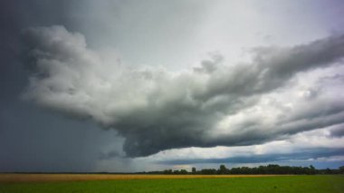 Litvanya 'daki tarlalarda hızla ilerleyen süper hücre fırtınası, kara fırtına bulutları....