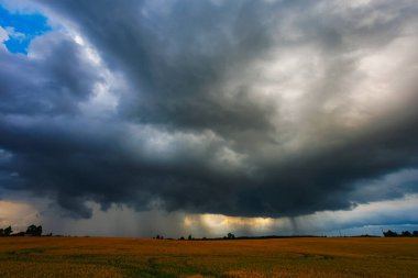 Gökyüzünde dramatik fırtına bulutları, kara şiddetli fırtına bulutları, süper hücre. İklim değişikliği