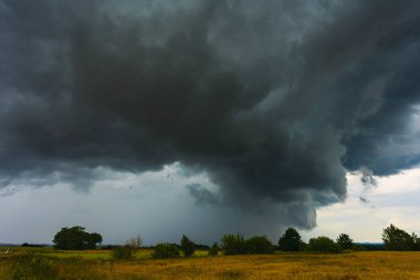 Gökyüzünde dramatik fırtına bulutları, kara şiddetli fırtına bulutları, süper hücre. İklim değişikliği