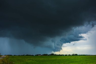 Şiddetli yağmurlu karanlık süper hücre fırtınası bulutları. İklim değişikliği.