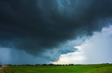 Şiddetli yağmurlu karanlık süper hücre fırtınası bulutları. İklim değişikliği.