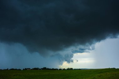 Şiddetli yağmurlu karanlık süper hücre fırtınası bulutları. İklim değişikliği.