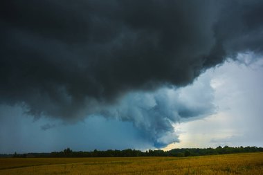 Şiddetli yağmurlu karanlık süper hücre fırtınası bulutları. İklim değişikliği.