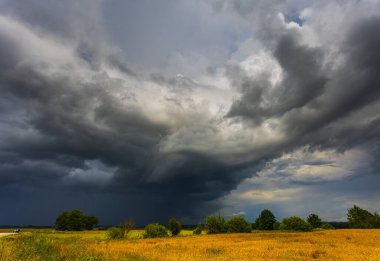 Gökyüzünde dramatik fırtına bulutları, kara şiddetli fırtına bulutları, süper hücre. İklim değişikliği
