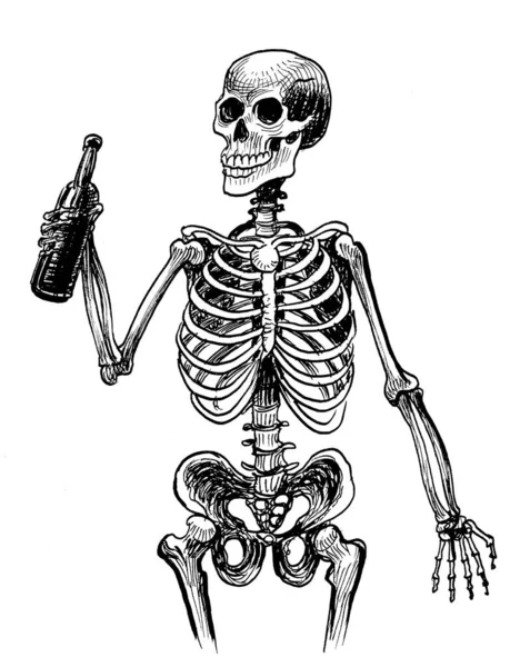 骷髅和一瓶啤酒 白纸黑纸上的手绘墨水 — 图库照片