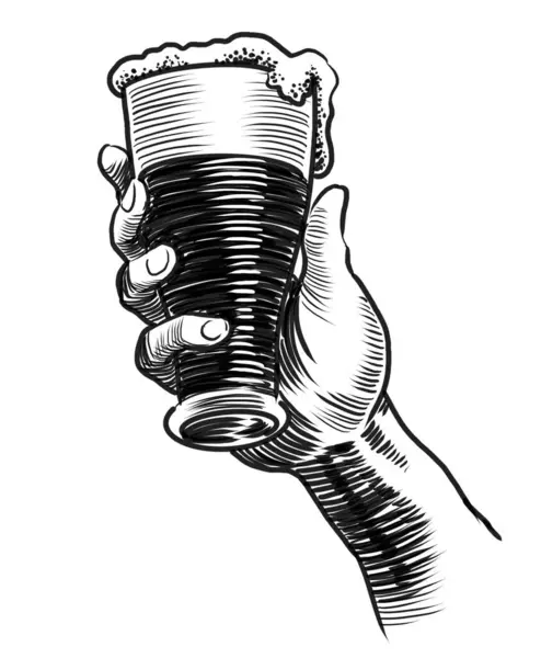 拿着一杯啤酒 手绘黑白插图 — 图库照片
