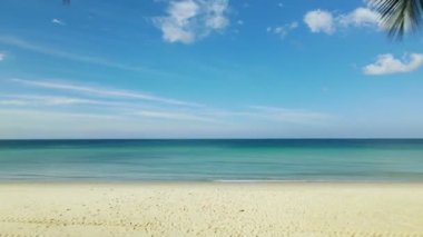 Hindistan cevizi palmiyelerinden geçip kumsala, Phuket 'e, Tayland' a uçan hava aracı.