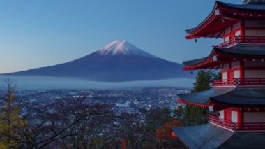 4K Gece 'den Gündüz Mt. Fuji ve Chureito Pagoda sonbaharda, Fujiyoshida, Japonya