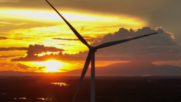Luchtzicht Drone Baan Rond Silhouet Windturbines Park Bij Zonsondergang Telelens — Stockvideo