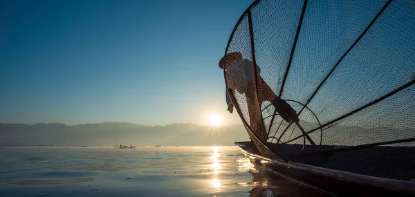 Рыбаки Озере Инле Рассвете Инле Штат Шань Мьянма — стоковое фото