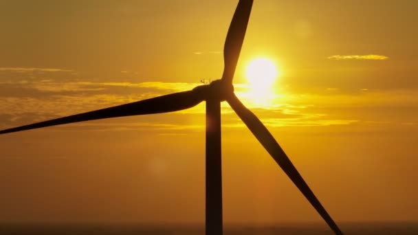 Luchtzicht Drone Baan Rond Silhouet Windturbines Park Bij Zonsondergang — Stockvideo