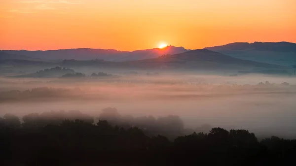 Чудовий Ранковий Туман Пагорбами Світанку Тоскана Італія Європа Стокове Фото