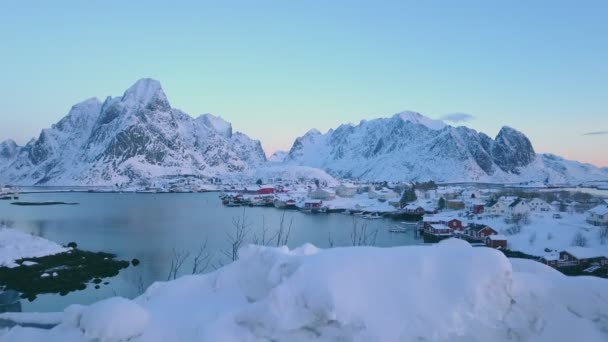 空中ビュードローンは ライン村 ロフトテン島 ノルウェー ヨーロッパに飛ぶ — ストック動画