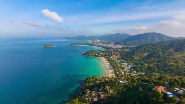 Avión Tripulado Hiperlapso Aéreo Sobrevuela Mirador Playa Karon Phuket Tailandia — Vídeos de Stock