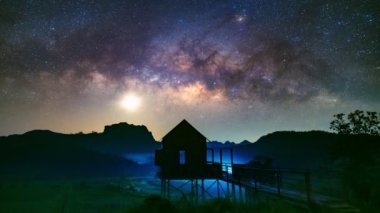 Samanyolunun 4K Timelapse 'si ve bir ahırın üzerinde gün doğumu, Chiang Mai, Tayland 