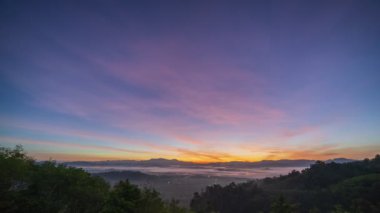 Khoa Khai Nui Dağı 'nın üzerinde, Phang Nga, Tayland' ın güzel gündoğumu sisli 4K Timelapse