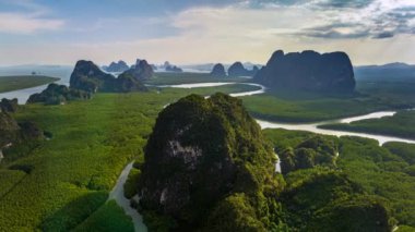 4K Hiper hızlandırılmış hava görüntüsü İHA 'sı, Tayland' ın Phang nga Körfezi 'nin dağ zirvesinde ve mangrov ormanında uçuyor.