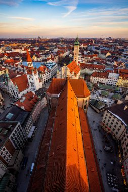 Münih şehrinin havadan görünüşü, St. Peter Kilisesi, eski belediye binası ve tarihi binalar, Bavyera Almanya