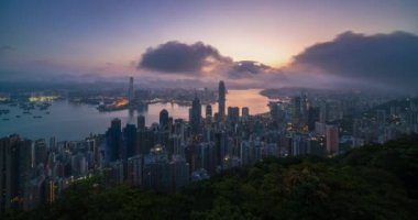 4K Timelapse gecesi Hong Kong şehrinin gökyüzü görüntüsü Victoria Tepesi, Çin 