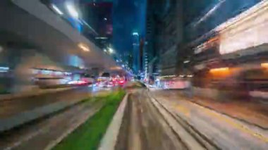 4K hiperlapse hareket bulanıklığı gece vakti Hong Kong caddesinde hızla ilerliyor, Çin