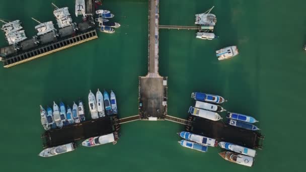 泰国普吉 日出时分 空中观察无人驾驶飞机飞越在Chalong码头停靠的船只 — 图库视频影像