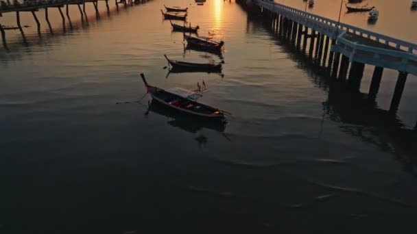 Drohne Fliegt Über Angedockte Boote Chalong Pier Mit Herrlichem Sonnenaufgang — Stockvideo
