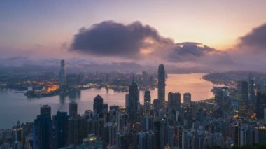 4K Timelapse gecesi Hong Kong şehrinin gökyüzü görüntüsü Victoria Tepesi, Çin 