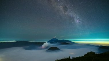 Bromo volkanı, Doğu Java, Endonezya üzerinde dönen yıldızın 4K Zaman Çizelgesi