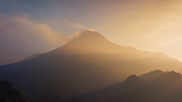 Hiperlapsja Lotnicza Latająca Kierunku Aktywnego Wulkanu Merapi Wschodzie Słońca Java — Wideo stockowe
