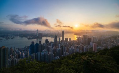 Gün doğumunda Hong Kong Merkez Bölgesi ve Victoria Limanı 'nın havadan görünüşü, Çin