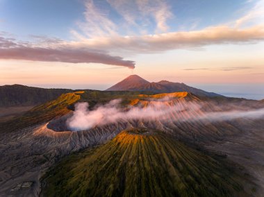 Hava manzaralı Bromo Dağı aktif volkan gündoğumunda, Doğu Java, Endonezya