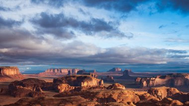 Gündoğumunda Mesa 'yı avlıyor, Monument Valley, Arizona, ABD