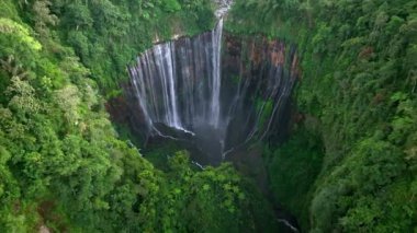 Tumpak Sewu şelalesine uçan hava manzarası dik kanyona, Malang 'a, Doğu Java' ya, Endonezya 'ya dökülüyor.