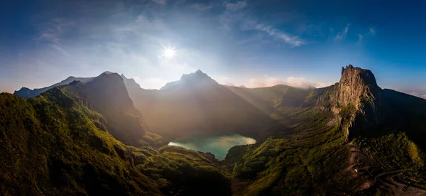 印度尼西亚爪哇 活火山 凯鲁德峰的无人驾驶飞机全景 图库图片