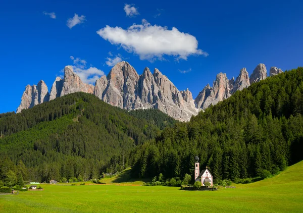 Kościół Jana Widokiem Dolomity Szczyty Górskie Błękitne Niebo Alpejska Wioska — Zdjęcie stockowe