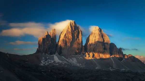 意大利多洛美斯山脉日出时分的拉瓦雷多山或特雷齐米迪山的三峰 免版税图库照片