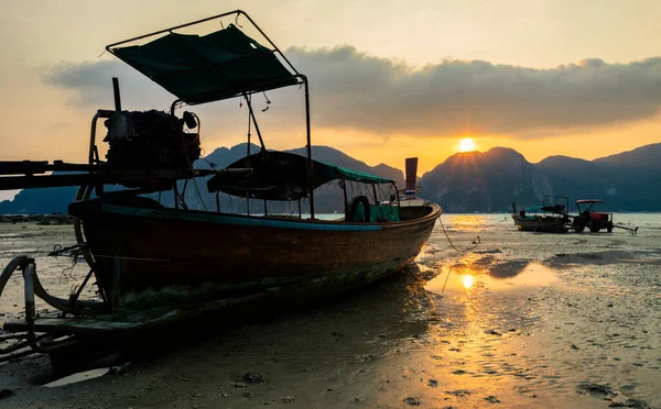 Παραδοσιακά Longtail Βάρκα Στο Στο Νησί Koh Phi Phi Don Εικόνα Αρχείου