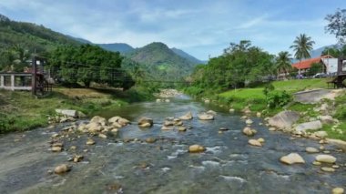 Nehrin üzerinden Nakhon Si Thammarat adlı Khiriwong köyünün köprüsüne uçuyorlar.