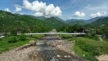 Nakhon Si Thammarat bölgesindeki Khiriwong köyünün köprüsüne doğru ilerleyin.