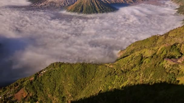 Luchtfoto Vliegen Terug Kantelen Camera Onthullen Bromo Vulkaan Indonesië — Stockvideo