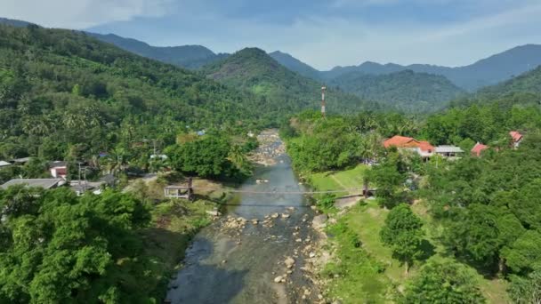 Aereo Volare Avanti Ponte Del Villaggio Khiriwong Provincia Nakhon Thammarat — Video Stock