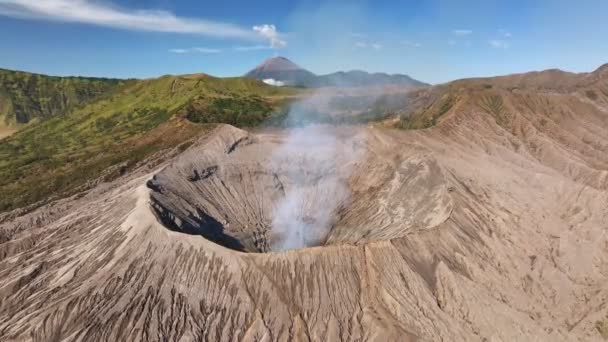 ドローンビューは ブロモ火山クレーターに飛行し 東ジャワ インドネシア — ストック動画