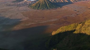 Hava görüntüsü geriye doğru uçuyor ve Bromo volkanı, Endonezya 'yı gözler önüne seriyor.