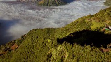 Hava aracı görüntüsü öne doğru uçuyor ve Bromo volkanı, Endonezya 'yı ortaya çıkarıyor. 