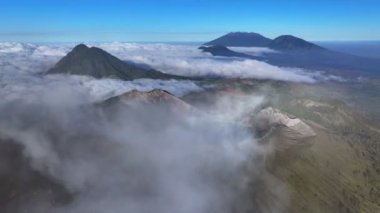 Güneş doğarken, Java, Endonezya 'da volkan kraterinden çıkan dumanla Kawah İjen dağına uçan hava manzarası 