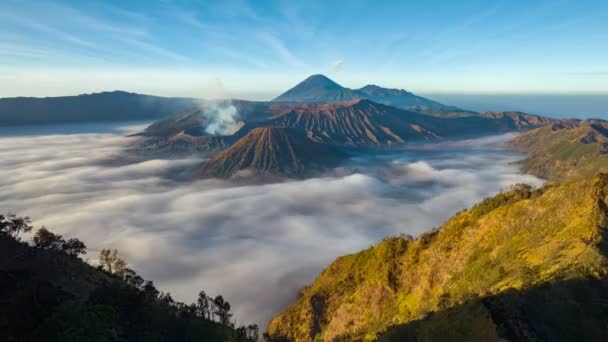 クラウド ジャワ インドネシアの海の上にブロモ活性火山をマウントするために飛行するハイパーラプス空中ビュー — ストック動画