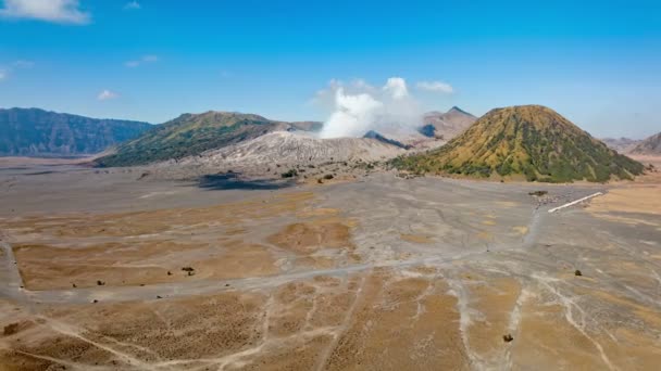 車の輸送ツーリストとブロモのアクティブな火山をマウント周辺を飛行ハイパーラプス空中ビューポイント ジャワ インドネシア — ストック動画