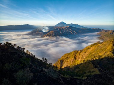 Güneş doğarken Bromo 'nun aktif yanardağ görüntüsü, Tengger Semeru ulusal parkı, Doğu Java, Endonezya