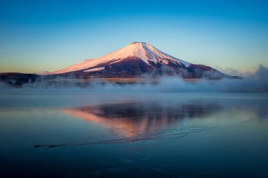 Sunrise, Yamanashi, Japan, göl Yamanaka yansıması ile Mt.Fuji