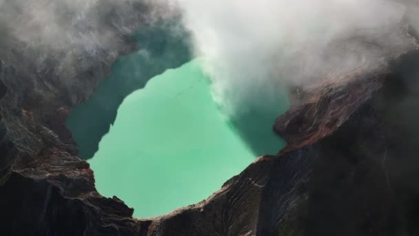 インドネシアのカワイエン火山クレーターを明らかにするために周りの空中視界ドローン軌道 — ストック動画